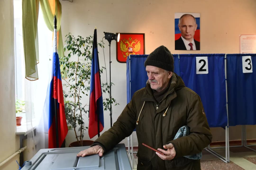 Slika uz članak: Počeli trodnevni parlamentarni izbori u Rusiji: Otvorena prva biračka mesta