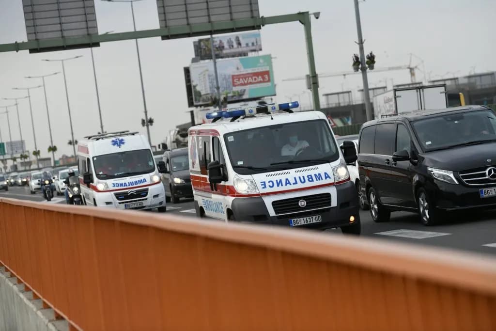 Slika uz članak: Dve osobe povređene u teškoj saobraćajnoj nesreći kod Šimanovaca: Sudar putničkog i teretnog vozila, saobraćaj otežan
