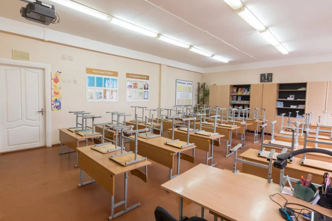 Slika uz članak: Pao plafon tokom nastave u osnovnoj školi u Kovilju: Jedan učenik lakše povređen, zadržan je na posmatranju u bolnici