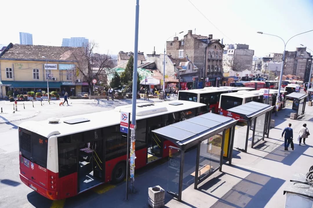 Slika uz članak: VIDEO Autobus prešao preko četiri trake, ušao u kontra smer i zabio se u zgradu: Novi detalji teške saobraćajne nesreće kod Zelenog venca