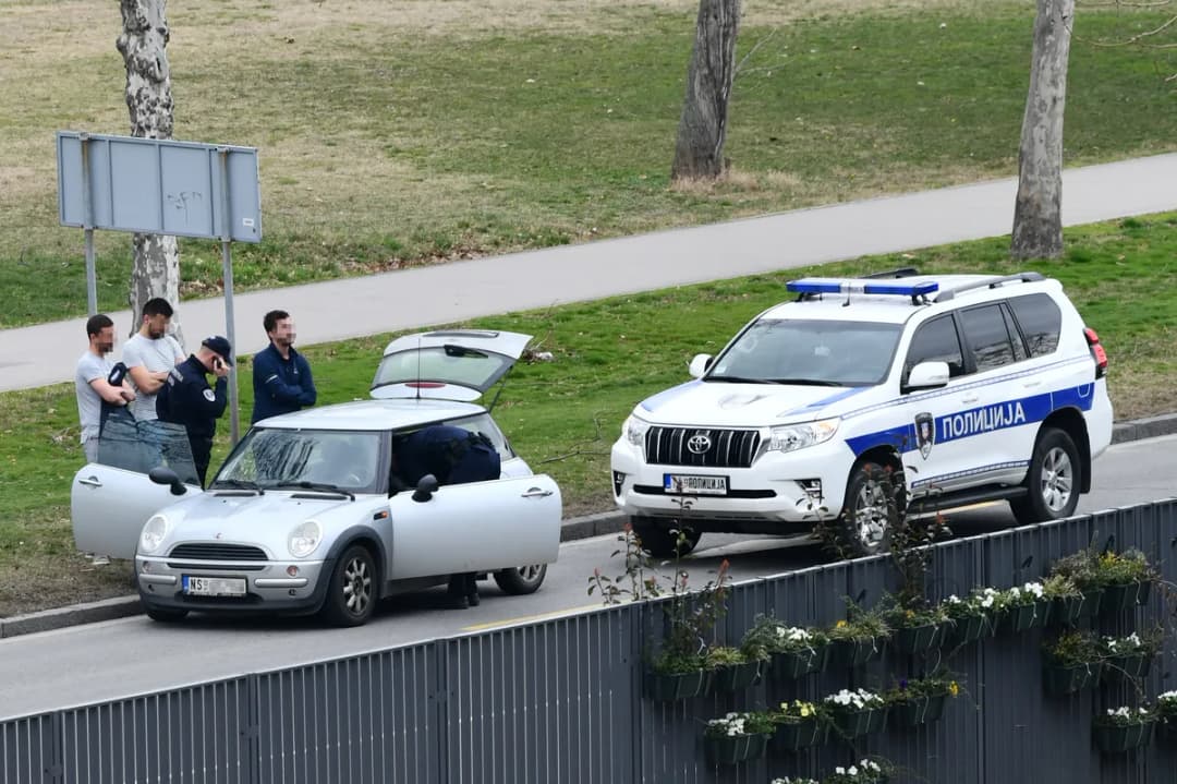 Slika uz članak: KRVAVI OBRAČUN NA DJEČIJEM ROĐENDANU Bacio tortu ispred kafane, pa nožem napao bivšeg muža svoje djevojke