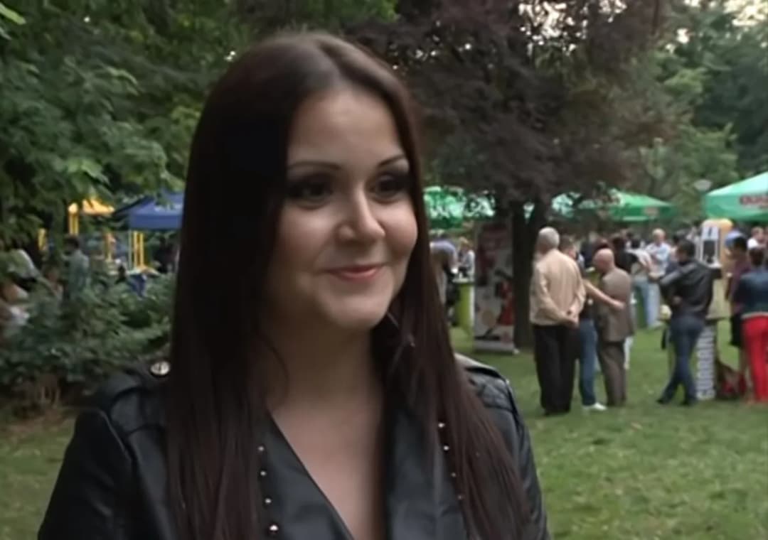 Slika uz članak: Silvija Nedeljković sa blizancima izašla iz porodilišta: Njen muž okitio trubače, pa otkrio kako se pevačica oseća