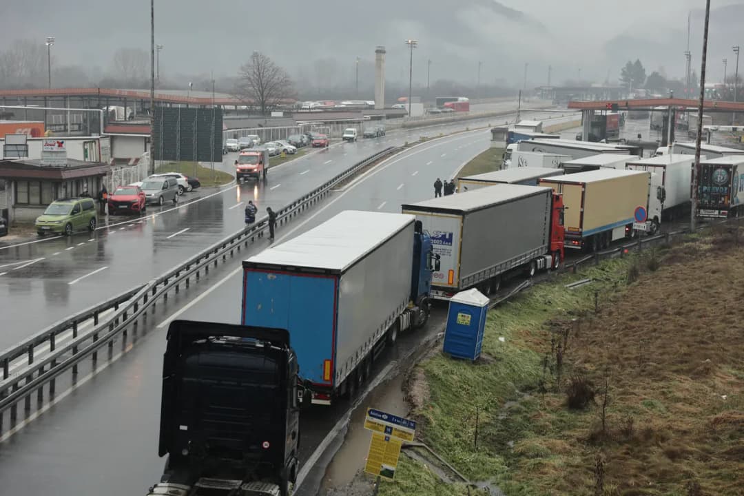 Slika uz članak: Saobraćaj pojačanog intenziteta, na Batrovcima kamioni na izlaz iz Srbije čekaju tri sata
