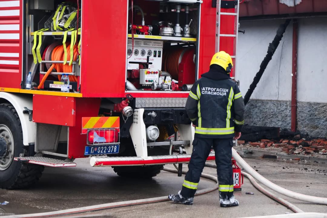 Slika uz članak: Gori stan u centru Kraljeva, dve osobe prevezene u bolnicu