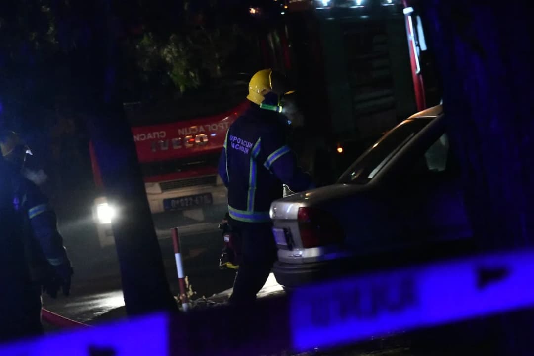 Slika uz članak: PRVE SLIKE SA LICA MESTA: Požar na Mirijevu, gorela četiri automobila, na zgradi vidljivi tragovi plamena!