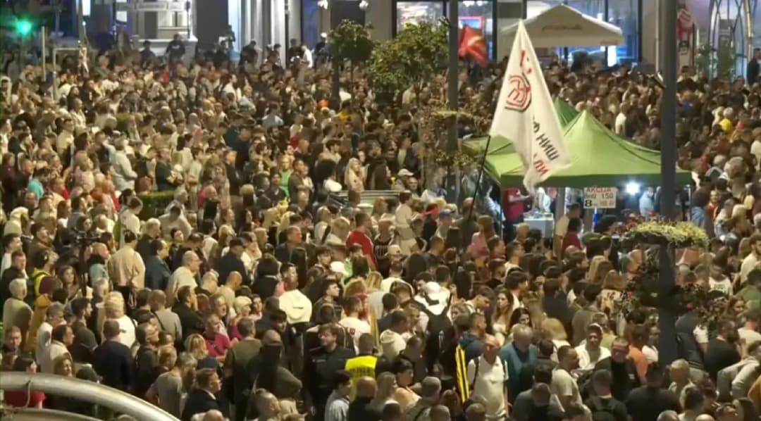 Slika uz članak: BLOG UŽIVO U Nišu skup "Raskršće - biramo zajedno": Manji incident na prepunom trgu, okupljenima se obraćaju kandidati sa Studentske liste