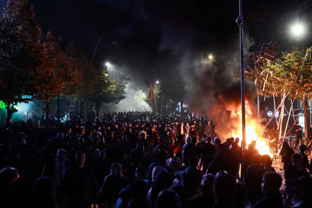 Slika uz članak: Dok se hiljade demonstranata u Tirani sukobljava sa policijom, Rama poručuje: Neću podneti ostavku