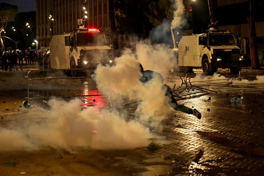 Slika uz članak: Ponovo sukobi demonstranata sa policijom u Tirani, traži se ostavka Rame