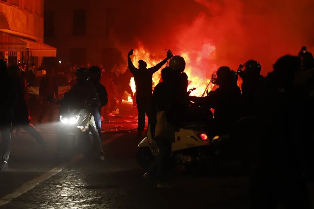 Slika uz članak: FOTO, VIDEO Francuska u plamenu: Uhapšeno 1.200 ljudi, uništen simbol star 143 godine, ulice Pariza razorene,