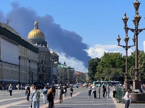 Slika uz članak: VIDEO Žestok ukrajinski napad na Sankt Peterburg: Gore naftni terminal i skladišta, eksplozije odjekivale gradom