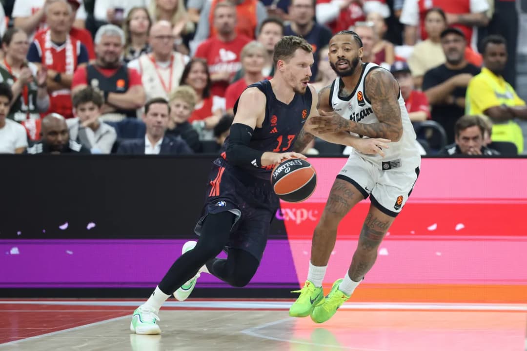 Slika uz članak: Uvrede za Vučića usred prenosa Bajern - Partizan: Arena odmah utišala