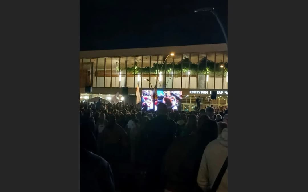 Slika uz članak: VIDEO Hiljade ljudi na skupu Studentske liste u Čačku: Okupljenima se obratilo sedam kandidata
