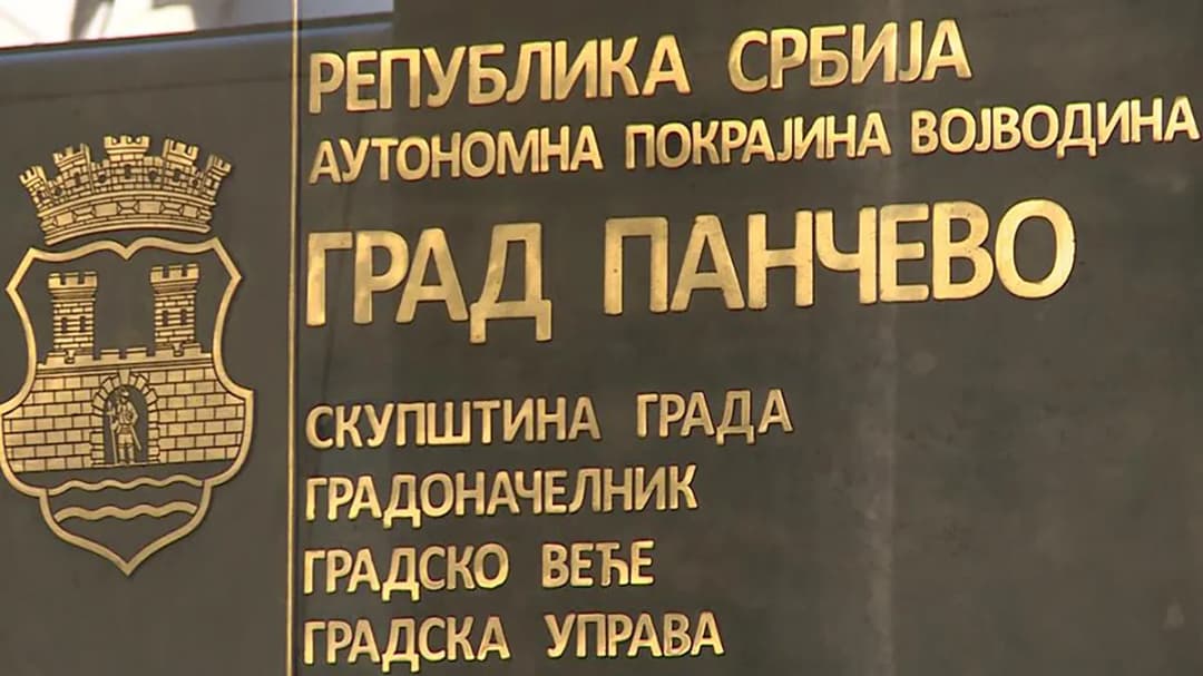 Slika uz članak: Poverenik SNS tokom sednice Skupštine Pančeva nosio majicu s likom odbornice ZLF i uvredljivom i seksističkom porukom