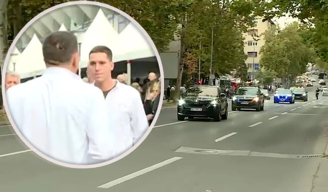 Slika uz članak: Vučićev sin Danilo na skup SNS u Kragujevcu došao u pratnji više vozila sa blinkerima