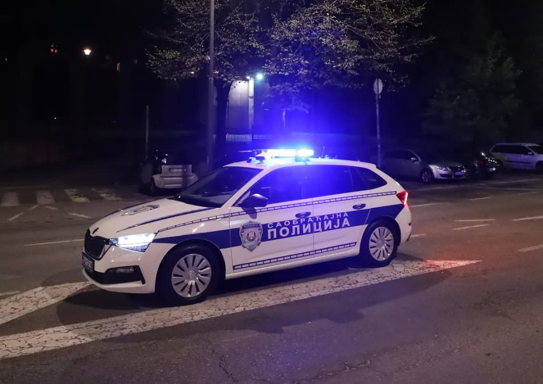 Slika uz članak: Lančani sudar kod Priboja: Dva automobila završila u jarku, treći zgužvan na asfaltu