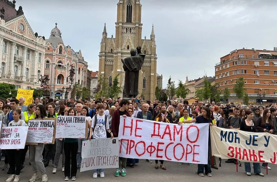 Slika uz članak: Večeras protestna šetnja učenika Jovine gimnazije u Novom Sadu: Zalepiće 56 pisama za 56 otpuštenih profesora na Gradsku kuću