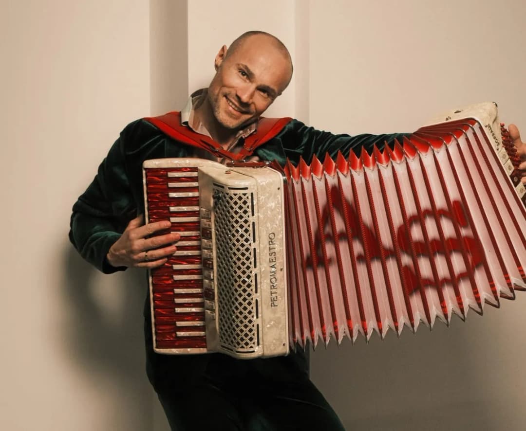 Slika uz članak: Sofra kao Brus Vilis: Virtuoz na harmonici u novom izdanju pred veliki koncert u centru Sava