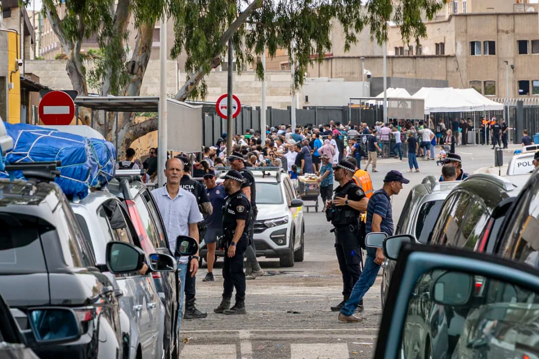 Slika uz članak: Španska policija rasteruje migrante sa plaža u Seuti u privremeni smeštaj