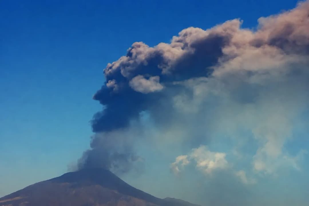 Slika uz članak: Etna ponovo pravi haos na Siciliji: Obustavljeni dolasci na aerodrom u Kataniji