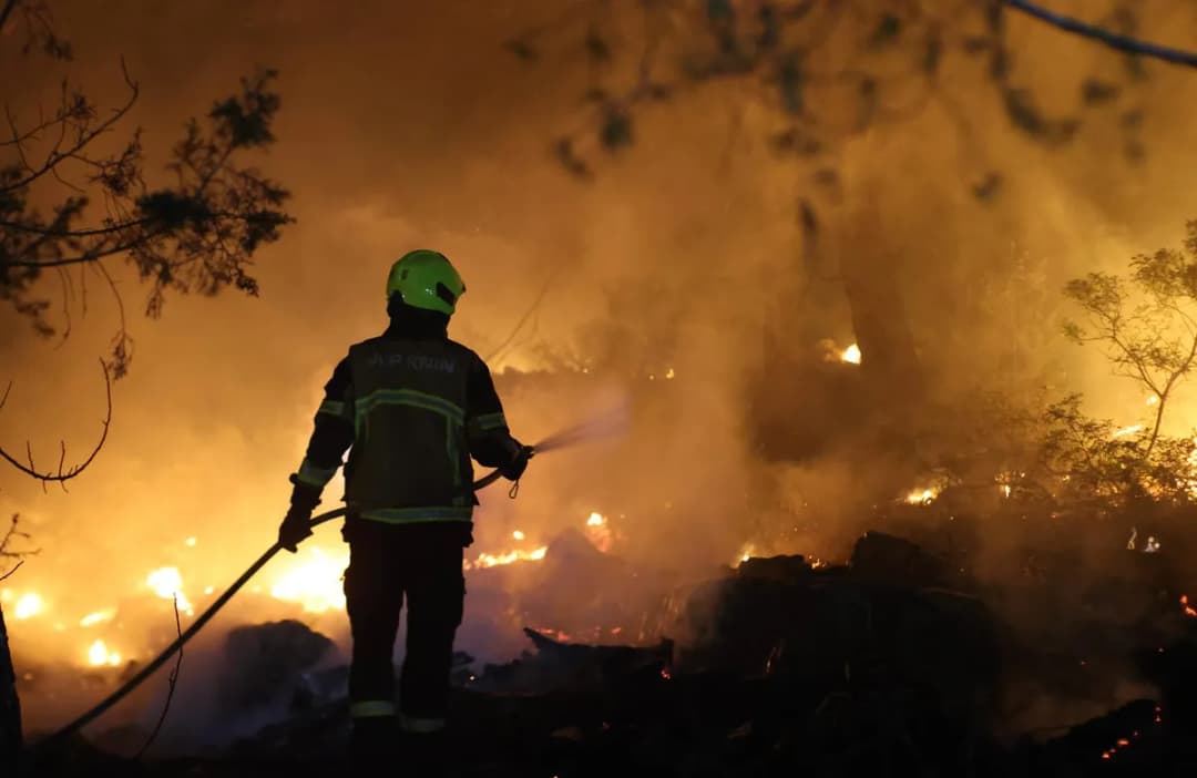Slika uz članak: Gori selo kod Žagubice: Vatrena stihija zahvatila livade, nisko rastinje, šumu i teško pristupačne delove terena FOTO