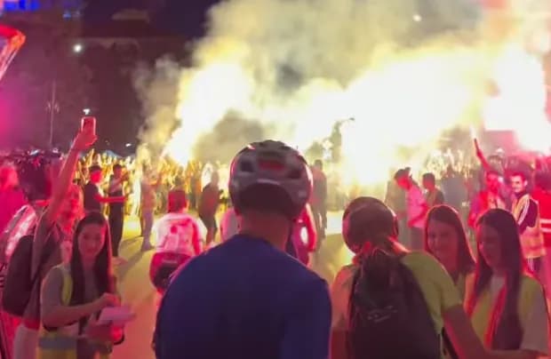 Slika uz članak: VIDEO Više stotina građana u Gornjem Milanovcu dočekalo studente bicikliste uz vatromet i baklje