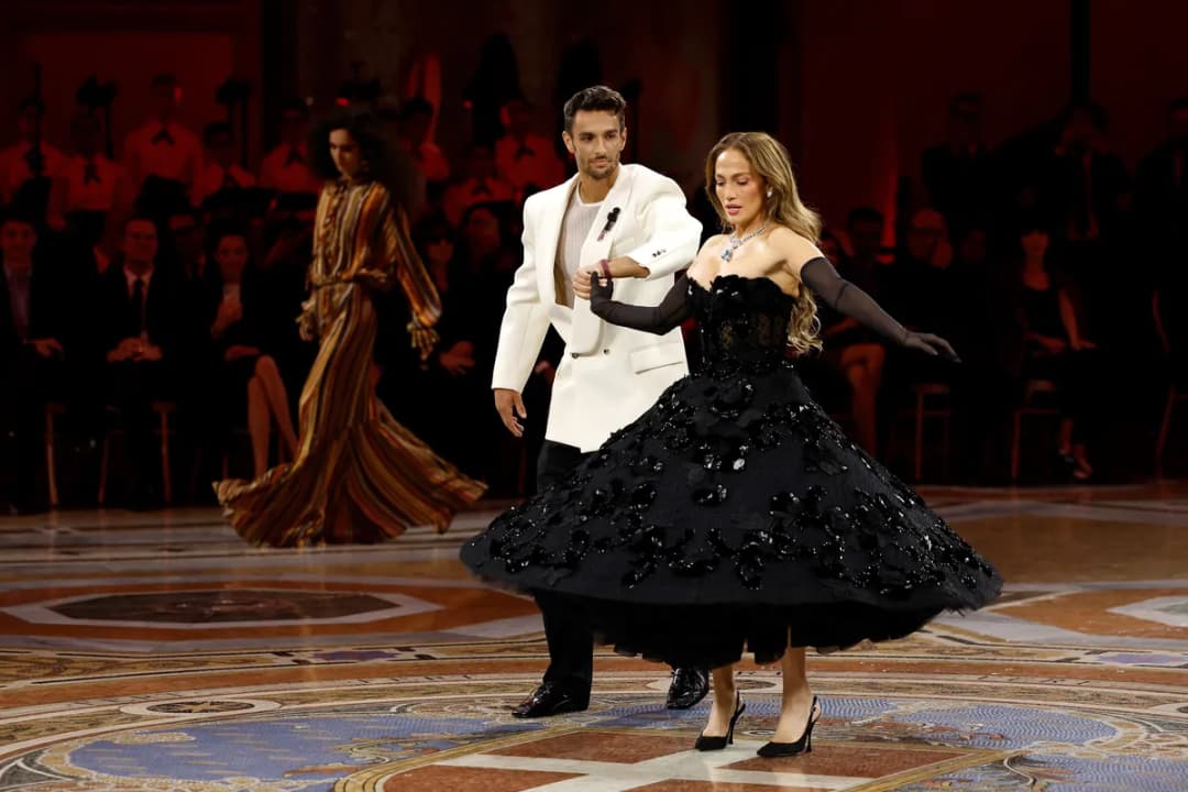 Slika uz članak: VIDEO Novak ga pobedio 10 puta, on uradio ono što je san mnogim muškarcima: Izveo Dženifer Lopez na scenu i oduševio svet
