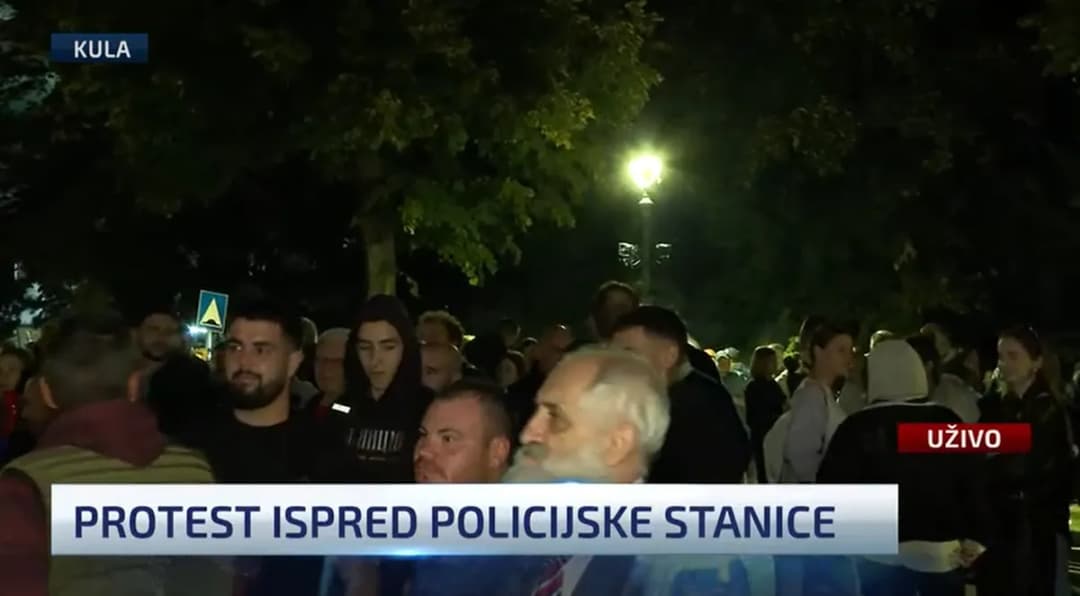 Slika uz članak: U Kuli protest zbog hapšenja aktiviste koji se sumnjiči da je napao štand SNS-a