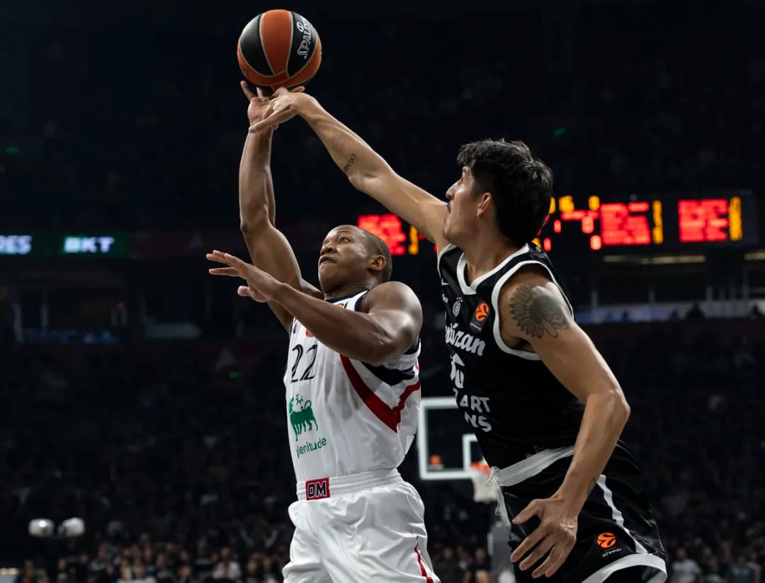 Slika uz članak: Partizan blista kad je najpotrebnije, Karlik dominantan na terenu - Armani nema rešenje za njega