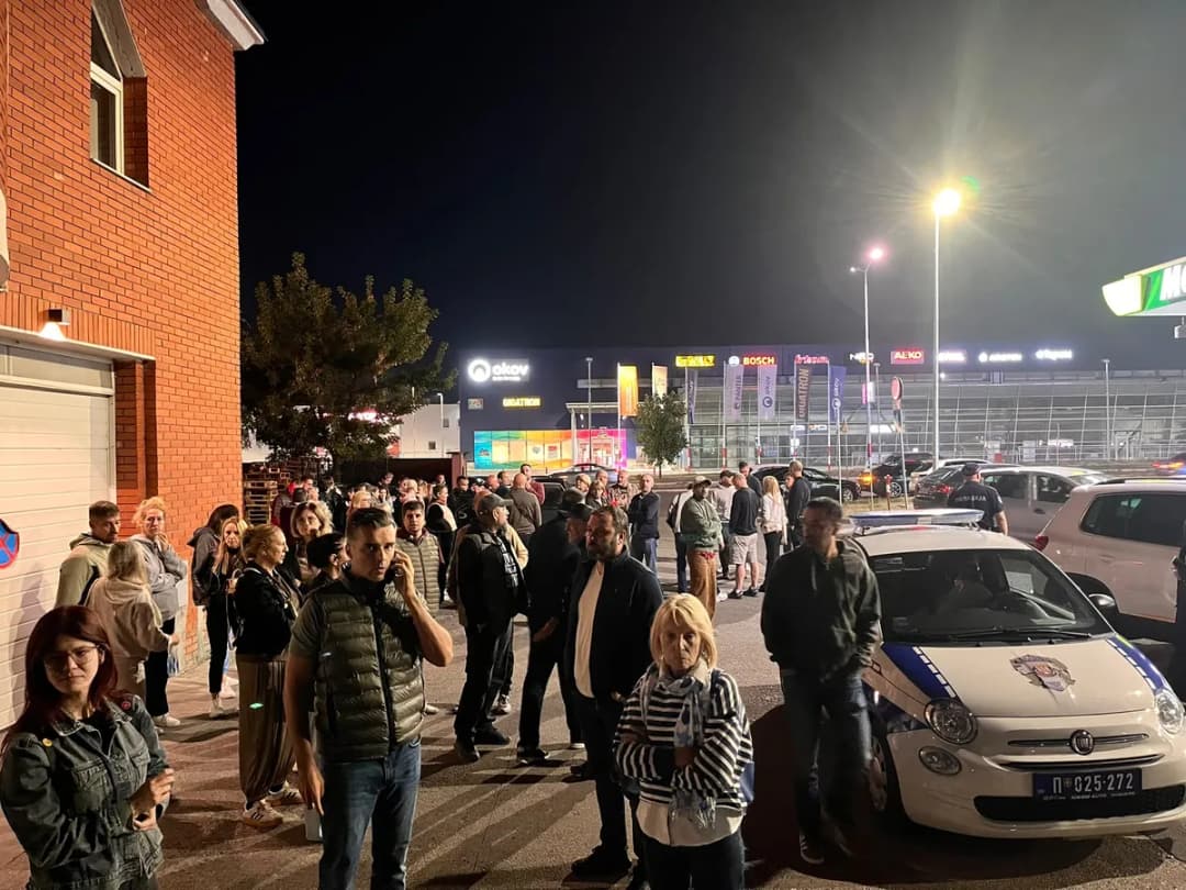 Slika uz članak: Kreni-promeni pozvao građane ispred policijske stanice Novi Beograd nakon privođenja Šapića