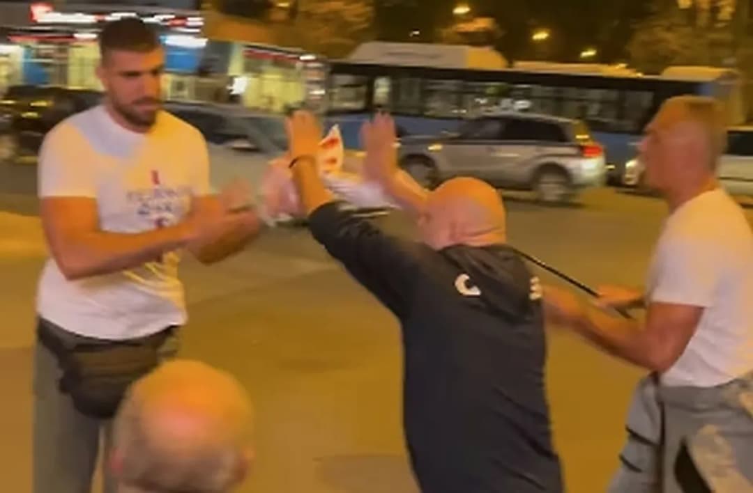 Slika uz članak: (VIDEO) Incident kod Futoške pijace, kandidat SNS Vukašin Đoković pokušao da otme zastavu „Studenti pobeđuju“