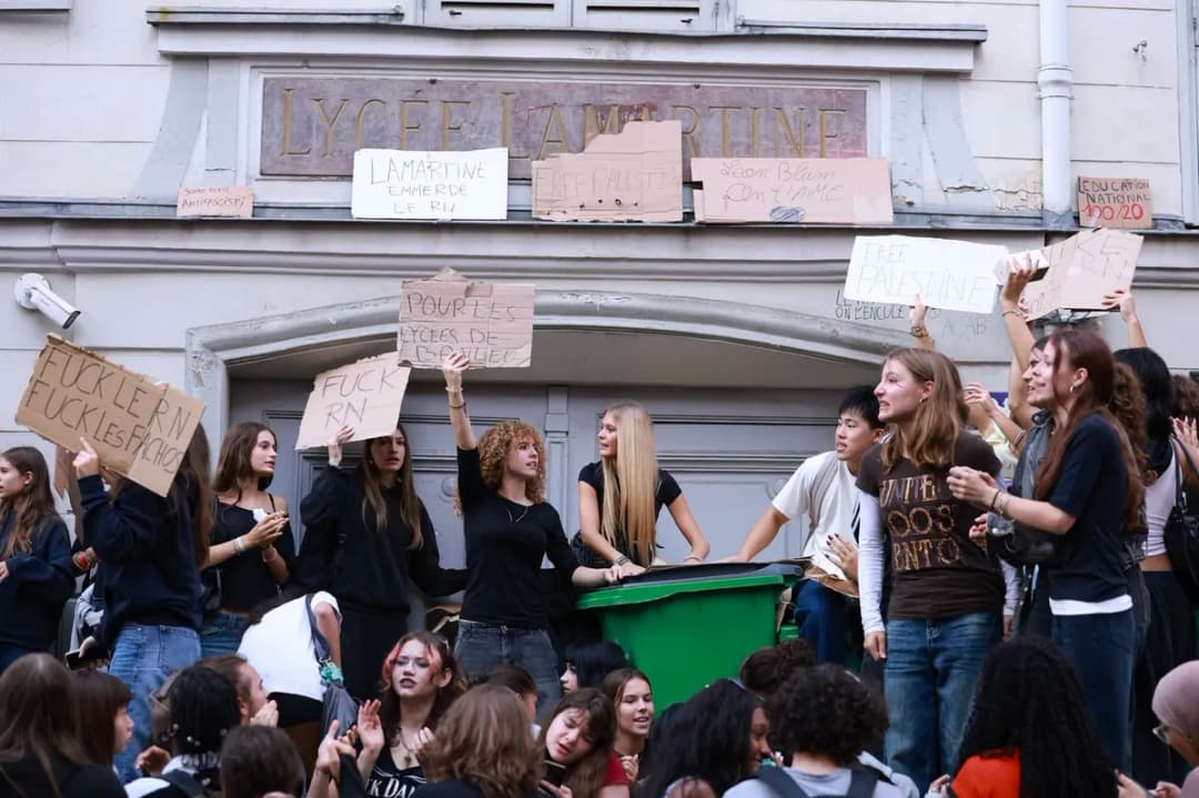 Slika uz članak: Zašto protestuju srednjoškolci u Francuskoj: 440 privedenih, škole blokirane, policija koristila suzavac