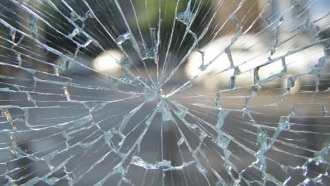 Slika uz članak: Autobus nekontrolisano uletio u autobusku stanicu u Živinicama, povrijeđene tri osobe