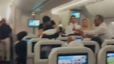 Slika uz članak: Drama u avionu: Potukli se na letu iz Londona prema Bangladešu
