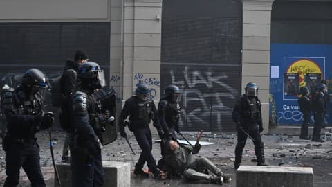 Slika uz članak: (VIDEO, FOTO) HOROR U FRANCUSKOJ Tinejdžeru (17) bomba eksplodirala u ruci, masovni protesti prerasli u haos – pljačkali i palili institucije