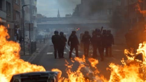Slika uz članak: Šokantne scene u Francuskoj: Uhićeno 5000 ljudi, ozlijeđeno 65 djelatnika škola, nastavnik poliven benzinom..