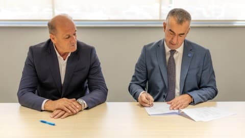 Slika uz članak: Zečević i Vujadinović potpisali ugovor: Studija za veću bezbjednost na putevima Crne Gore