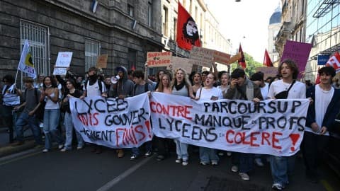 Slika uz članak: Francuska: Nekoliko stotina hiljada ljudi protestuje zajedno sa srednjoškolcima i studentima