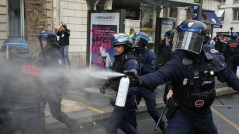 Slika uz članak: Francuska policija obustavlja upotrebu šok-bombi nakon što je srednjoškolac-demonstrant izgubio šaku