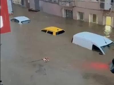 Slika uz članak: Urušio se deo mosta u Istanbulu nakon poplava: Put zatvoren za saobraćaj, bujica i blato nose sve pred sobom