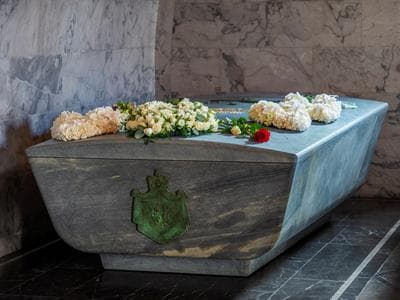 Slika uz članak: Pokojni norveški kralj Harald V. počiva v sarkofagu v obliki ladje