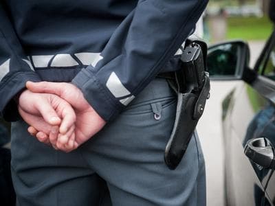 Slika uz članak: Policisti streljali na 22-letnika, ki jih je napadel z ostrim predmetom