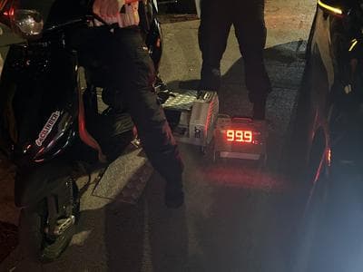 Slika uz članak: Z mopedom skoraj sto kilometrov na uro. Policija: Posledice so lahko smrtno nevarne.