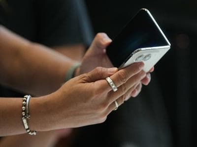 Slika uz članak: Sedem let po Samsungu tudi Apple predstavil prvi zložljivi telefon