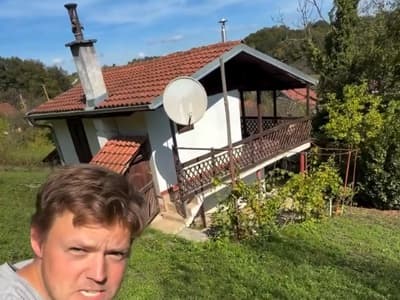 Slika uz članak: Justus Reid še nima dovolj: kupil je še več zapuščenih objektov v isti vasi
