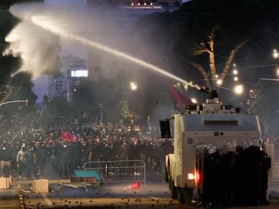 Slika uz članak: "Rama, podnesi ostavku pre nego što sve izgori": Eskalacija protesta u Albaniji