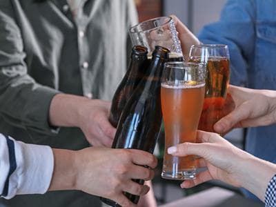 Slika uz članak: Še pred martinovim z uvedbo izjeme pri prodaji in ponudbi alkoholnih pijač v šolskih prostorih?