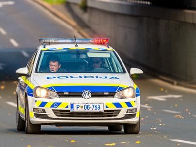 Slika uz članak: Bežal pred policijo, nevarno prehiteval in se z avtomobilom večkrat prevrnil