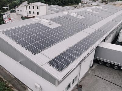 Slika uz članak: Hranilniki energije v industriji: kako je podjetje Dukart nadgradilo sončno elektrarno