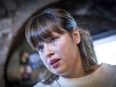 Slika uz članak: Samo ljubezen Nike Kovač: je šel Inštitut 8. marec s fotografijo Janše predaleč?