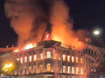 Slika uz članak: V Sankt Peterburgu zagorela zgodovinska palača, zrušil se je del strehe #video